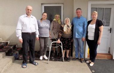 Все життя співає і вишиває