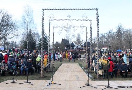 Колядники, маланкарі та цінні подарунки