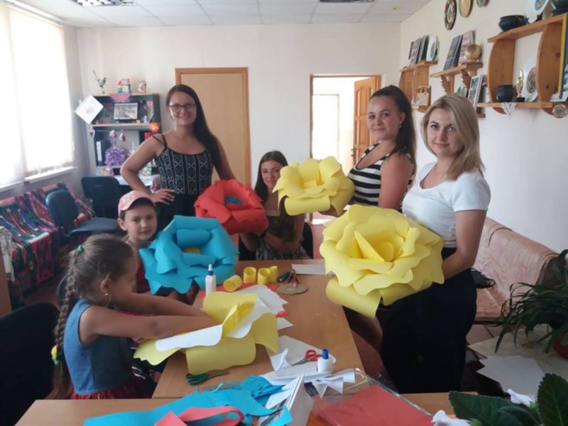 Юні гуртківці виготовляли тендітні квіти