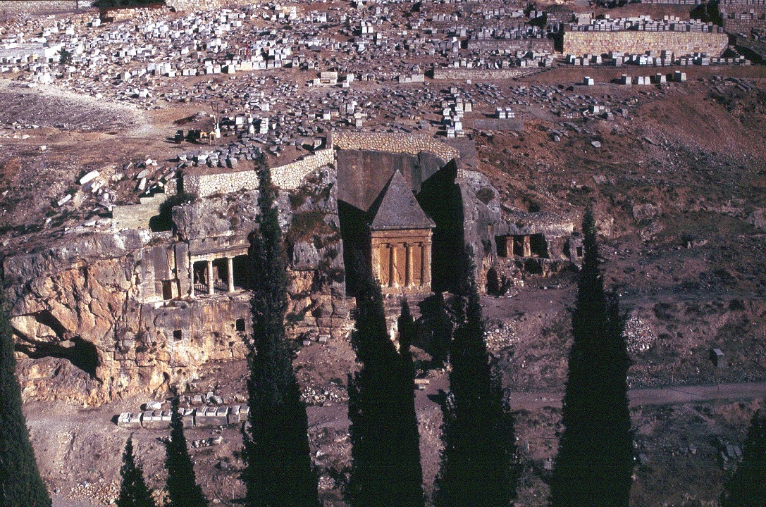 1920px-Jerusalem-Kidrontal-04-Graeber des Bene Hesir und Zacharias-1985-gje
