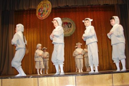 25 квітня свої набуті вміння демонстрували учасники двох дитячих аматорських колективів Центрального Палацу культури м. Чернівців зразкової циркової студії “Капітошка” (керівник С. Руссова, концертмейстер Н. Побіжан) та зразкового ансамблю танцю “Весна” (керівник В. Жученко). Динамічні, яскраві виступи учасників колективів тепло приймали глядачі.